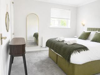 2 Bd House with Free Parking for Contractors and Families - 7