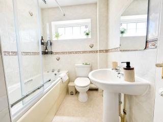 2 Bd House with Free Parking for Contractors and Families - 6