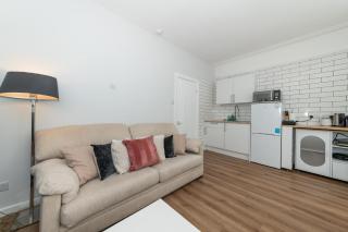 Bright Cosy Studio Prime Location Central Caversham - Pass the Keys - 4