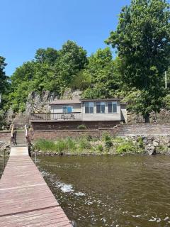 Family Retreat- Waterfront cabin - 0