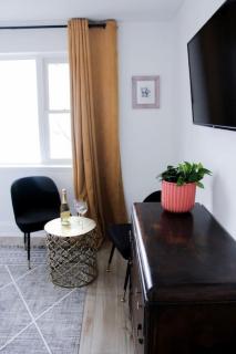 4 Guest Suite with Waterfront Views at Fancie's PEC - Suite 2 - 5