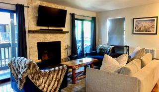 Cozy Condo for 4 w Hot Tub & Pool Walk to Village - 2