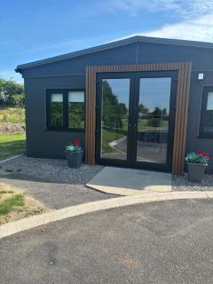 Modern 2 Bed Luxury Cabin Private Gated Estate - 7