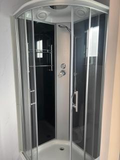 Modern 2 Bed Luxury Cabin Private Gated Estate - 5