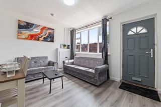 CityBuzz 4 Bedroom House in Nottingham Sleep 7 - 9