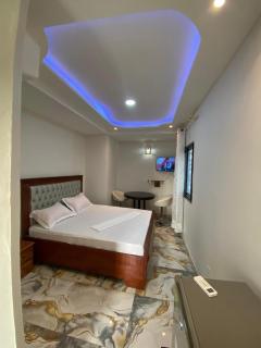 Chambre climatisée au goudron à Yaoundé Nsimeyong 100m du collège Vogt,50m super marché DOVV, WIFI haut débit gratuit 23 R&B - 4