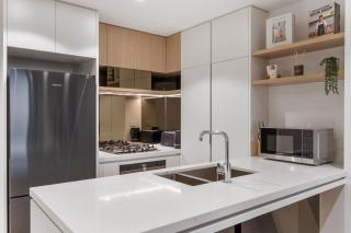 Luxurious 2 Bed Apartment with Pool Sauna and Gym - 7