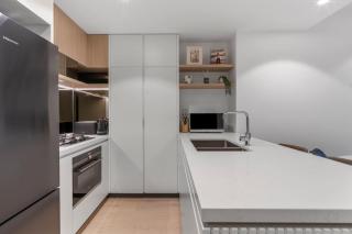 Luxurious 2 Bed Apartment with Pool Sauna and Gym - 6