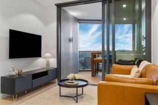 Luxurious 2 Bed Apartment with Pool Sauna and Gym - 5