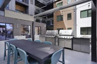 Landing Beautiful 1BD Pool Courtyard - 2