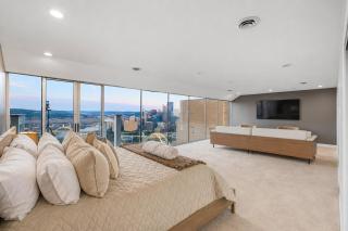 Luxury Living and Skyline Views at our Grandview Retreat - 2