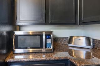 Spacious Austin Retreat 3BR Pool Views - 2