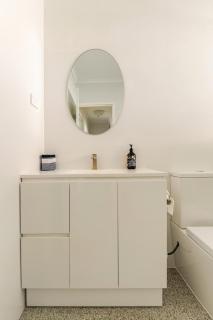 Spacious Unley Home Fast WiFi Free Parking - 8