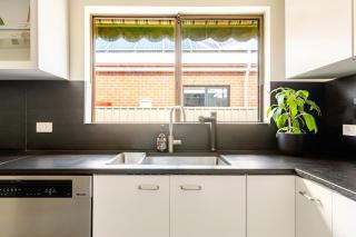 Spacious Unley Home Fast WiFi Free Parking - 1