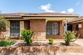 Spacious Unley Home Fast WiFi Free Parking - 9