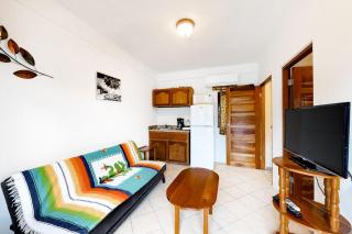 Island Paradise Suite with WiFi Partial AC & Pool Rooftop Patio & BBQ Area - 0