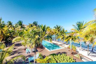 Comfortable oceanfront condo with a shared pool ocean views & free WiFi - 8