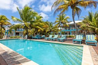 Oceanfront escape with shared outdoor pool free WiFi & air conditioning - 5