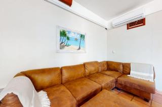 Charming beachfront condo with a kitchenette shared pool WiFi & beach access - 5