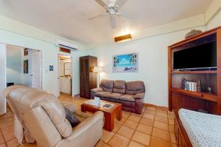 Colorful oceanfront condo with shared pool WiFi ocean view and central AC - 7