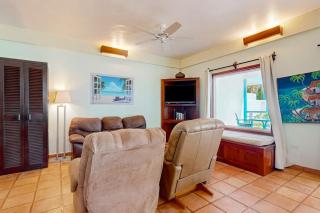 Colorful oceanfront condo with shared pool WiFi ocean view and central AC - 5