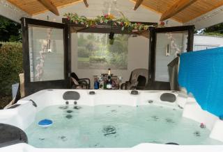 Sunset Retreat Cabin, Private Hot Tub Cinema Cabin, Romantic Escape Near Town - 1