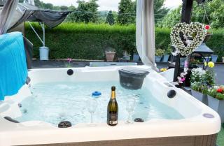 Sunset Retreat Cabin, Private Hot Tub Cinema Cabin, Romantic Escape Near Town - 4