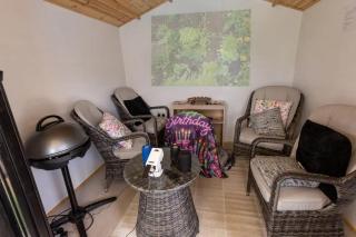 Sunset Retreat Cabin, Private Hot Tub Cinema Cabin, Romantic Escape Near Town - 9
