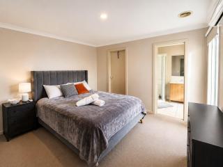 Family Townhouse in Wantirna 3Bedrooms - 4