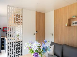 Comfortable caravan in a green setting - 8