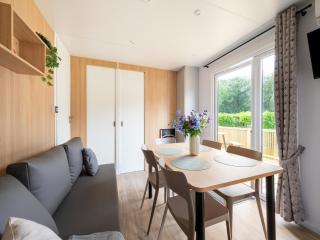 Comfortable caravan in a green setting - 2
