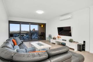 Sub-Penthouse with Marina View by Host Solutions - 7
