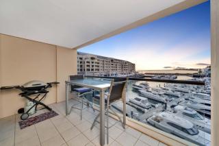 Sub-Penthouse with Marina View by Host Solutions - 5