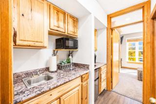 Newly Updated Cozy Escape Close to Ski Lifts - 3