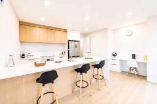 Modern 4BR Stay with Large Living Area in Hornby - 6