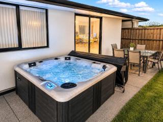 Modern 4BR Stay with Large Living Area in Hornby - 7