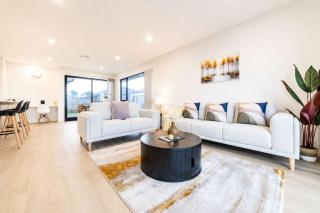 Modern 4BR Stay with Large Living Area in Hornby - 3