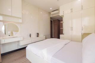Luxury Corner 2BR - Dream Lake & Pool Views - 4