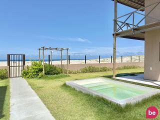Beachfront Duplex A, por Be My Guest - 0