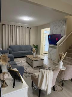 Comfortable Stay Near Calgary Airport and Free Parking - 0
