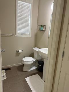 Comfortable Stay Near Calgary Airport and Free Parking - 7