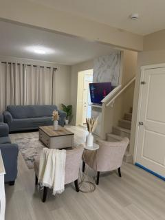 Comfortable Stay Near Calgary Airport and Free Parking - 6