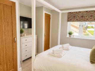Stylish 3-Bed Seaview Retreat with Balcony - Steps from the Beach - Westward Ho! - 6