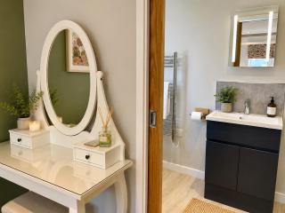 Stylish 3-Bed Seaview Retreat with Balcony - Steps from the Beach - Westward Ho! - 4