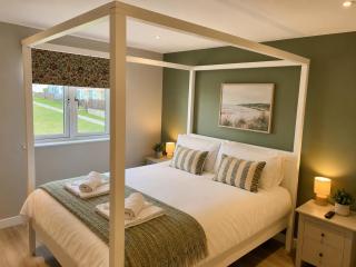 Stylish 3-Bed Seaview Retreat with Balcony - Steps from the Beach - Westward Ho! - 7