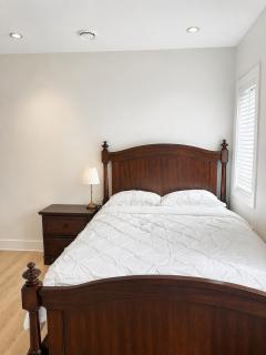 Private Queen Room with Private Bathroom Near Steveston - 7