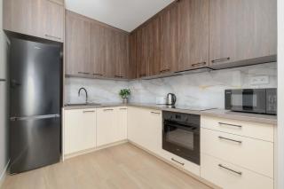 Spacious Apartment with Parking Near the Old Town by Noclegi Renters - 8