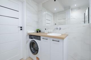 Spacious Apartment with Parking Near the Old Town by Noclegi Renters - 6