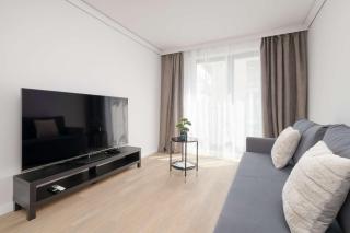 Spacious Apartment with Parking Near the Old Town by Noclegi Renters - 5