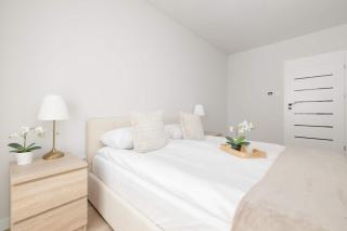 Spacious Apartment with Parking Near the Old Town by Noclegi Renters - 2
